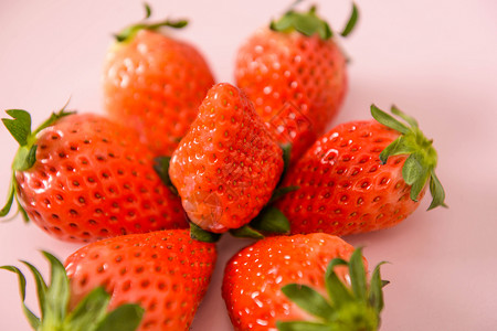 草莓装饰盘子里的草莓背景