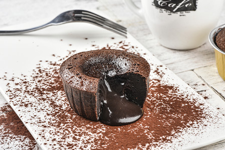 巧克力熔岩切开的熔岩蛋糕背景