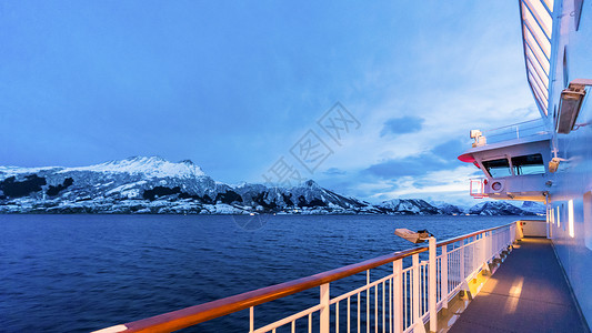 前甲板北欧邮轮和冰山背景
