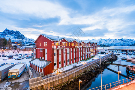 码头的红色建筑背景图片