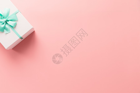 粉色礼盒纯色留白背景背景图片