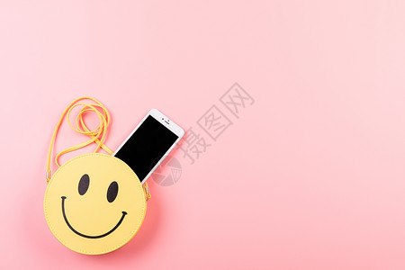 黄色笑脸女生挎包粉色背景背景图片