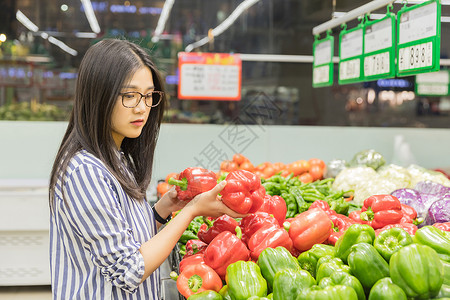 超市火锅节年轻女性超市购物背景