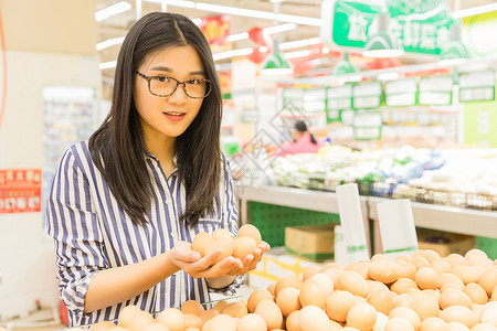 年轻女性超市购物背景图片