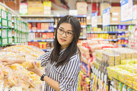 年轻女性超市购物图片