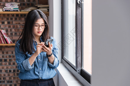 年轻女性用手机高清图片