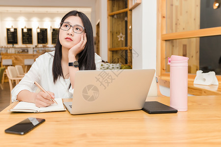 蝴蝶人物咖啡馆内年轻女性思考背景