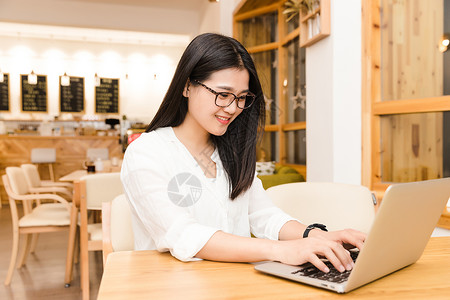 咖啡馆内年轻女性上网高清图片