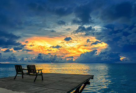 木椅素材海上璀璨夕阳背景