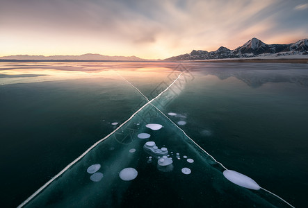 泡在水中赛里木湖冰泡背景