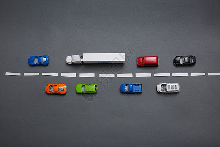 智能玩具行驶在道路上的汽车模型背景