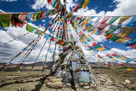 川藏线自驾游西藏高原上飘动的经幡背景