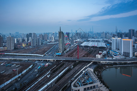 俯拍繁忙的上海火车站夜景背景图片