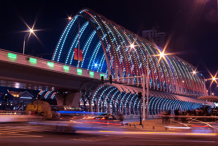 灯光下的人夜幕下的城市立交桥背景