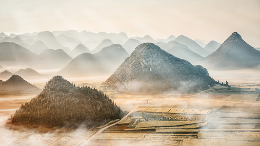 云峰之巅罗平金鸡峰的油菜花背景