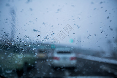 玻璃上水珠雨中汽车素材高清图片