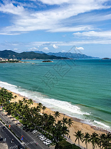 一起去看山和大海蓝天白云下的海滩全景背景