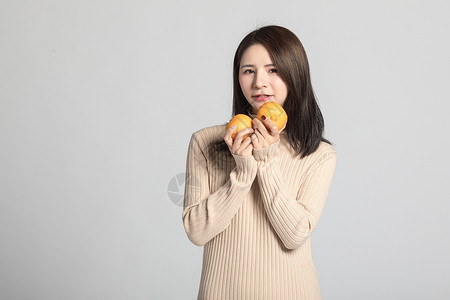 水果女王美女拿着水果背景