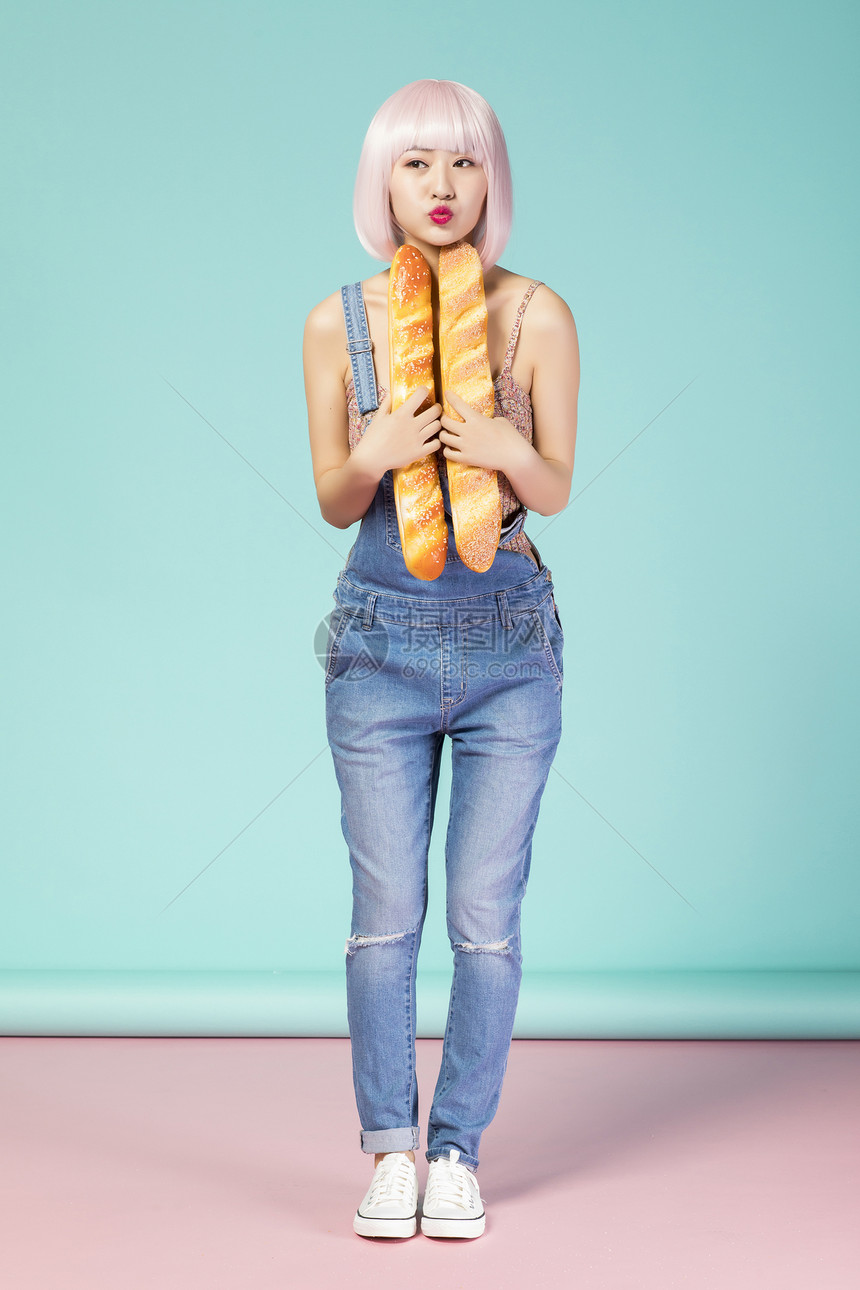 拿着面包的女性图片
