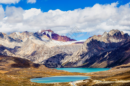 巴塘海子山下的姊妹湖背景