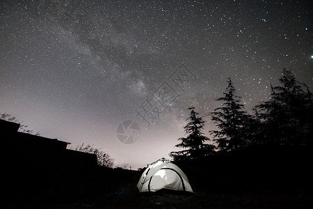 户外夜空星空下的帐篷设计图片