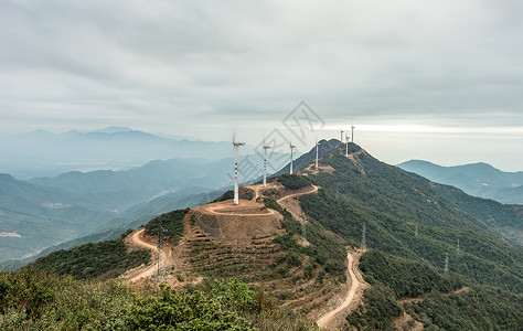 缺牙山的风车背景图片