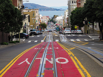 美国车旧金山街道斜坡背景
