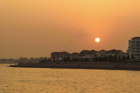 青岛海滨城市日落背景图片