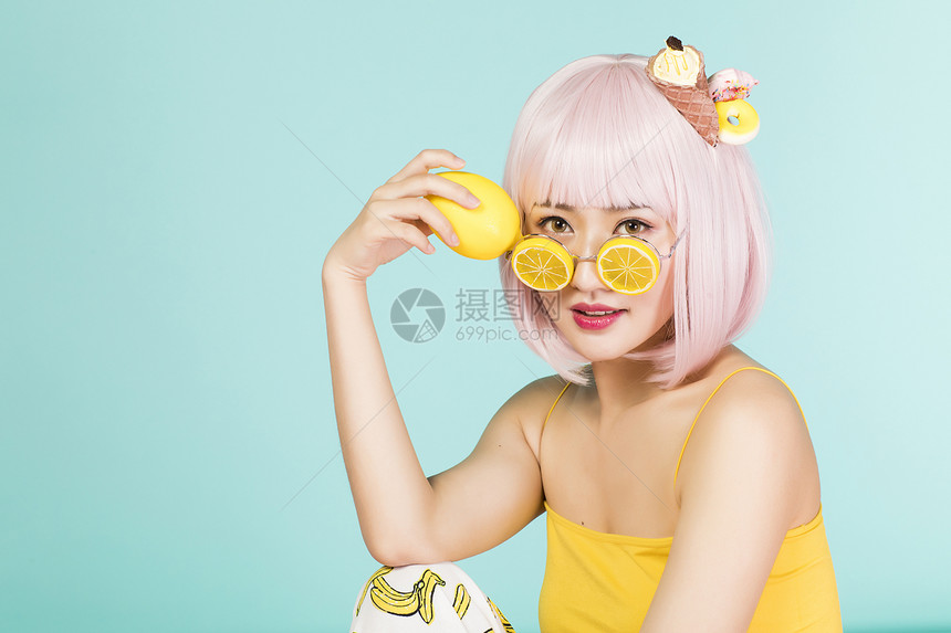 拿着柠檬的少女图片