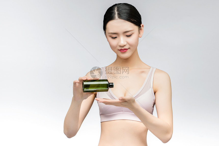 性感美女手持精华乳液瓶装图片