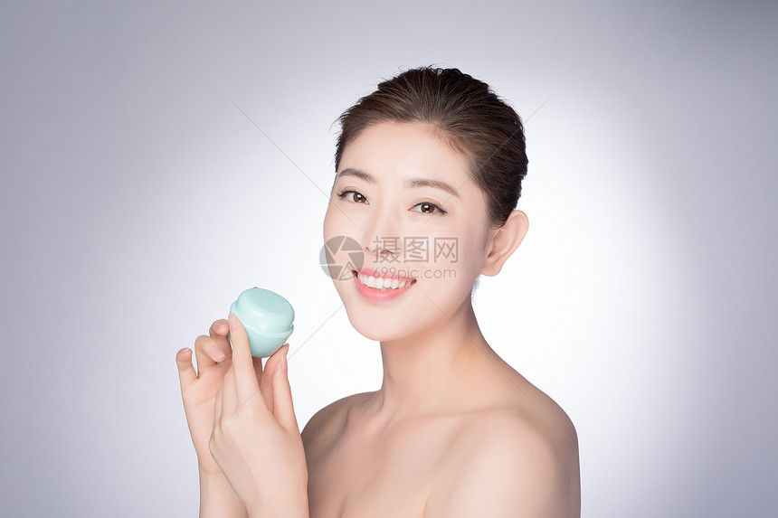 年轻女性涂乳液护肤图片