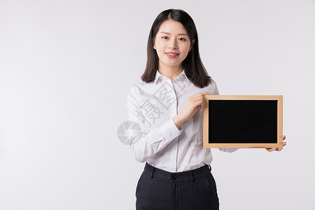 职场女性手拿小黑板展示动作背景图片
