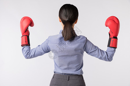 商务女性拳击带着拳击手套的职场女强人背影背景