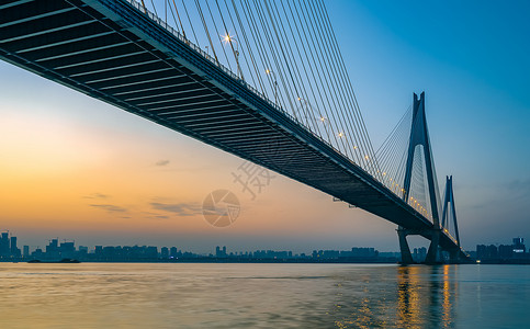 跨越的人武汉二七长江大桥晚景图背景