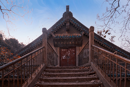 武汉大学珞珈山废弃的武汉大学学生俱乐部背景