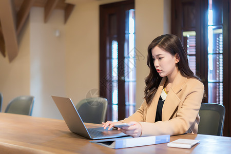 女性咖啡馆室内办公背景图片