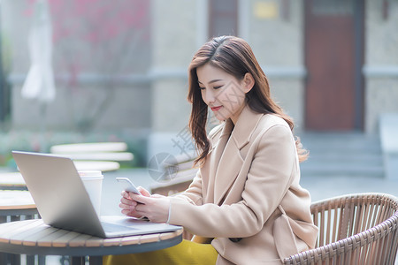 职业女性户外移动办公图片