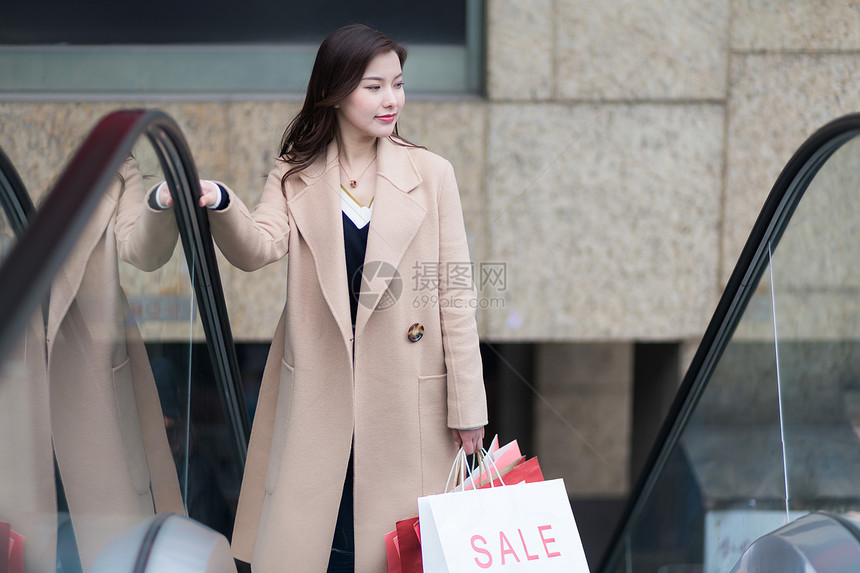女性户外消费购物逛街图片
