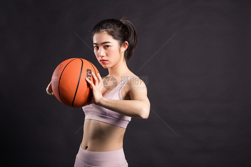 玩篮球的年轻女孩图片