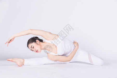 瑜伽健身的女孩年轻女孩在做瑜伽背景