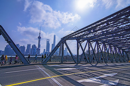 上海大厦蓝色的桥高清图片