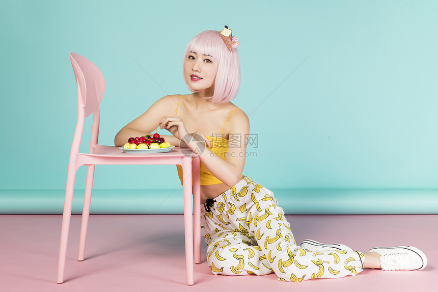 吃水果的可爱女性图片