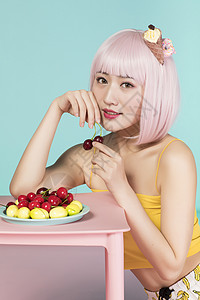 吃水果的可爱女性背景图片