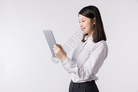职场女性手拿平板电脑图片