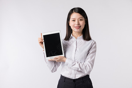 职场女性手拿平板电脑展示高清图片