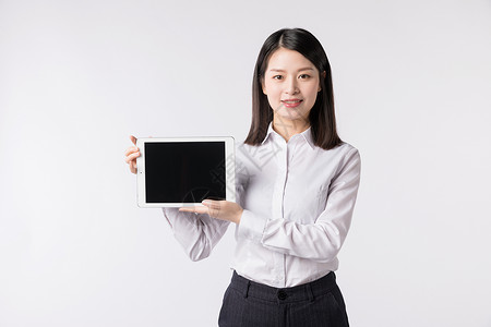 职场女性手拿平板电脑展示背景图片