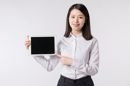 职场女性手拿平板电脑展示背景图片
