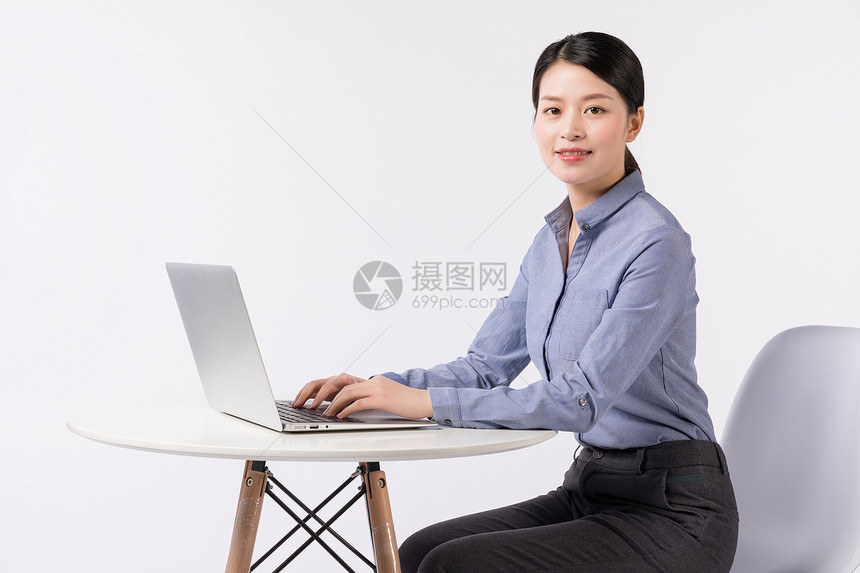 商务职场女性坐着使用电脑办公状态图片