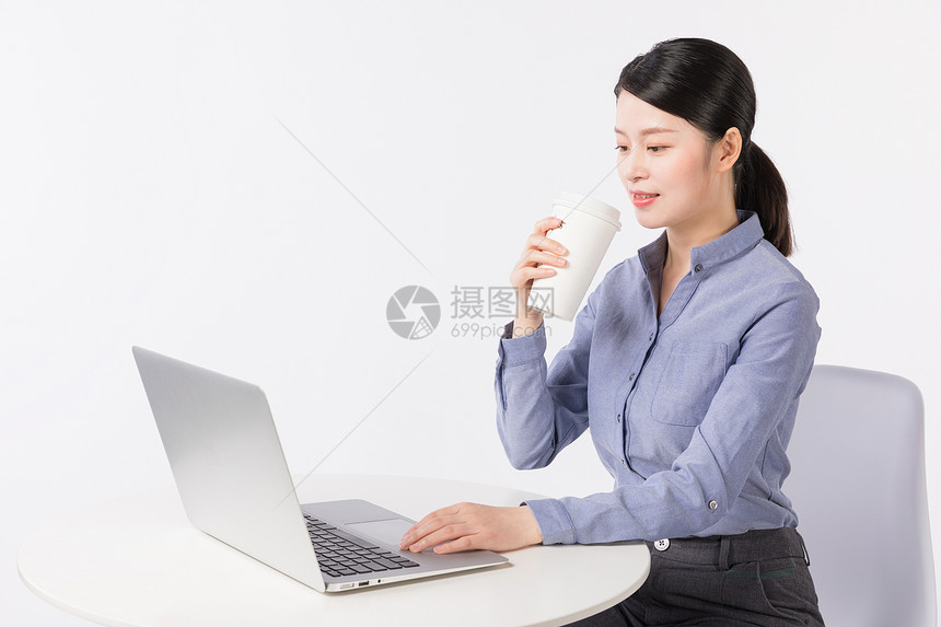 商务女性喝咖啡休闲办公图片