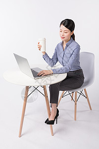 商务女性喝咖啡休闲办公背景图片